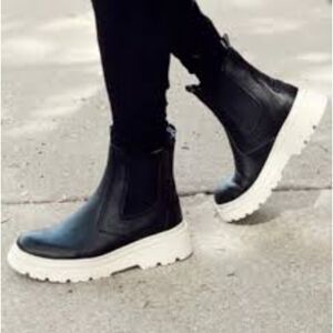 NWT Bionica Drina Black Leather Lug Sole Water Resistant Chelsea Boots 8.5